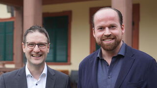 Neues Jahrzehnt, neues Konzept: Am Tag seines 40. Geburtstags hat Spitzenkoch Tristan Brandt (r.) gemeinsam mit Oberbürgermeister Manuel Just im Rathaus Weinheim den Pachtvertrag für das Schlossparkrestaurant unterschrieben.