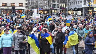 Auf dem Marktplatz haben Hunderte Menschen an den Beginn des Ukraine-Kriegs erinnert.