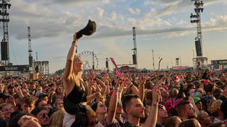 Die Stimmung der Ringrockerinnen und -rocker auf der Kult-Rennstrecke unter der Nürburg ist speziell.