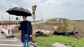Bürgermeister Florian König lässt die Radfahrer nicht im Regen stehen. Auch während des Neubaus des Knotenpunktes mit der L 597 ab 3. März bleibt der Weg über die neue Brücke offen.