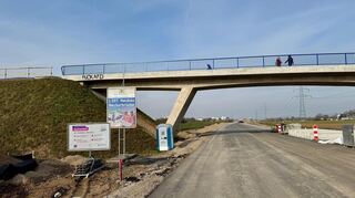 Die Geh- und Radwegbrücke über die künftige L 597 bei Neckarhausen bleibt auch während der Bauarbeiten im März offen.