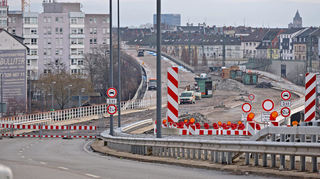 Die Hochstraßen im Süden der Stadt wachsen wieder zusammen. Noch in dieser Woche soll ein erster Lückenschluss erfolgen. Sperrungen für den Verkehr werden noch eine ganze Weile bestehen.