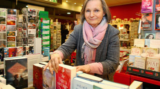 Der Buchtitel passt zum neuen Bloomaul: Barbara Waldkirch, Ordensträgerin 2025, greift in ihrer Buchhandlung zu „Die Eigensinnige“.