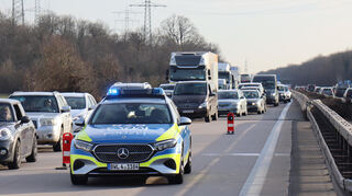 Die Vollsperrung auf der A6 machte die Geburt von Max zu einem nicht alltäglichen Ereignis – nicht nur für seine Eltern, sondern auch für die Leitstelle, die Polizei und die Rettungskräfte.