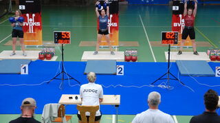 Am 1. März finden in Ruchheim die Deutsche Kettlebellmeisterschaft statt. Zehn Minuten lang werden die Kugelhanteln immer wieder über den Kopf gestreckt.
