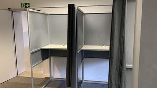 Wahlkabinen im Mannheimer Rathaus, vor der Bundestagswahl aufgestellt für die Briefwahl.