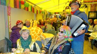 Rosenmontagsschmaus in der Neckarauer Rathaus-Remise. Hier mit Klaus Leitz an der Quetschkommod'.