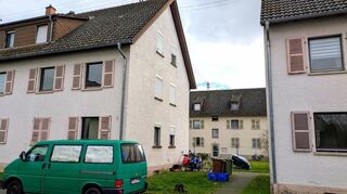 Die 1950 errichtete Zeilenbebauung mit 51 Wohnungen westlich des Bahnhofs weist so starke Defizite in der Substanz aus, dass für die in Mannheim ansässige Wohnungsgenossenschaft Familienheim inzwischen nur ein Abbruch in Frage kommt.