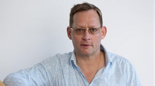 Der Schriftsteller Clemens Meyer. In seinem Roman „Die Projektoren“ nimmt er den Leser auf rund 1000 Seiten mit in die deutsche und europäische – speziell jugoslawische – Vergangenheit und Gegenwart.