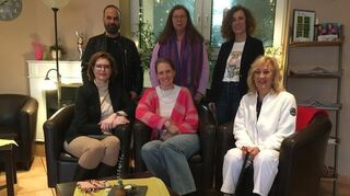 Die Teilnehmer der Mathaisemarkt-Modenschau: Sharam Tadayoni (stehend v. l.), Karin Pfister, Manuela Riebel, Birgit Zilles (sitzend v. l.), Violaine Munkes, Christa von Schachtmeyer.
