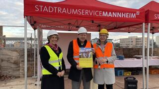 Staatssekretärin Elke Zimmer (r.) übergibt den Bewilligungsbescheids an Oberbürgermeister Christian Specht (M.) und Erste Bürgermeisterin Diana Pretzell.