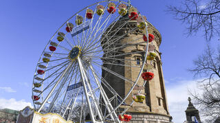 Die Straßenfasnacht ist eröffnet: Der Wasserturm mit Riesenrad in Mannheim.