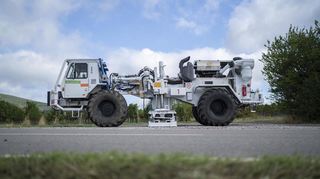 Ein Vibro-Truck erzeugt in der Pfalz Schwingungen mit einer Rüttelplatte in der Mitte des Fahrzeugs. Die Bürger von Meckenheim befürchten dadurch Rissen an alten Gebäuden.