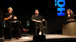 Insa Wilke (v. l.), Sebastian Köthe und Birgitta Assheuer sprechen auf der Bühne der Alten Feuerwache Mannheim beim Literaturfest Mannheim über Kunst aus Guantánamo