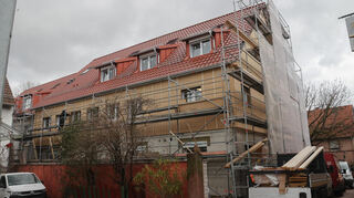 Morgens wurde das Gerüst geliefert, nachmittags stand es bereits: Im April soll der Neubau des Gesundheitszentrums in Hirschberg-Leutershausen abgeschlossen sein.