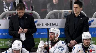 Viel zu notieren: Adler-Cheftrainer Dallas Eakins (hinten links) und sein Assistent Marcel Goc haben einiges mit dem Team aufzuarbeiten.