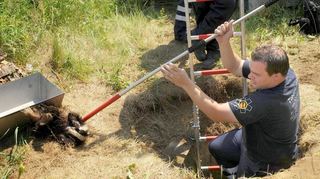 Michael Sehr von der Tierrettung Rhein-Neckar befreit in Viernheim einen Dachs, der in einen Brunnenschacht gefallen ist.