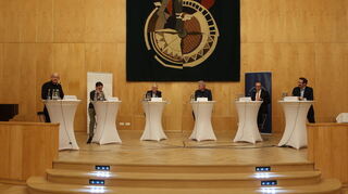 Mannheimer Wissenschaft­ler unter­schiedlicher Fach­richtungen in der öffentlichen Podiumsdiskussion zum Thema: „Koalitionen und Konjunktur – Politische und wirtschaft­liche Weichenstellungen nach der Wahl“.
