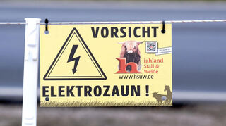 Ein Elektrozaun steht auch an der B 9 bei Ludwigshafen.