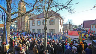 Hier ist immer die beste Stimmung in Feudenheim: Besucher an der Ecke Hauptstraße/Eberbacherstraße beim Fasnachtsumzug Feudenheim.