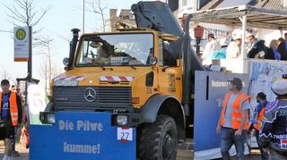 Viel Arbeit für die Nckarauer Narrengilde „Pilwe“: Selbst die Ordner, die neben den Wagen laufen, müssen organisiert werden.