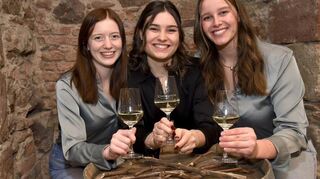 Die neue Schriesheimer Weinkönigin Maren Gadzalli (Mitte) mit ihren Prinzessinnen Kim Röger (l.) und Anne Havemann.