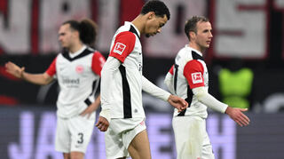 Frankfurter Frust: Arthur Theate, Hugo Ekitiké und Mario Götze (v.l.) nach dem 1:4 gegen Leverkusen.