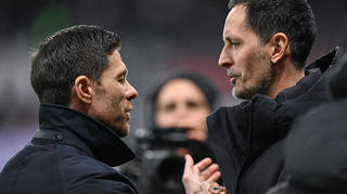 Ungleiches Duell: Bayer-Coach Xabi Alonso (l.) und Frankfurts Trainer Dino Toppmöller.