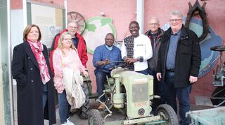 Im Rahmen der Arbeitsgespräche nahmen René Nana (4.v.l.) und Bouma Bazie (5.v.l.) im Museum ausgediente landwirtschaftliche Geräte in Augenschein.