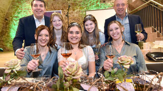 Die neuen Weinhoheiten Kim (sitzend v.l.), Maren und Anne, hinten Bürgermeister Oeldorf, die scheidenden Hoheiten Anna und Emelie sowie Winzer-Chef Spieß.