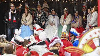 Schunkelrunde mit Sarah I. und Marco II. auf der Bühne auf den Planken beim kleinen Umzug am Samstag.