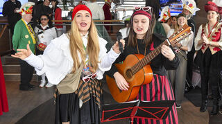 Die „Töchter Feudenheims“ (v. l. Mona Kourschil, Melissa Genazino) singen an Bord der „Königin Silvia“.