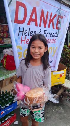 An Weihnachten konnten sich 60 philippinische Kinder über Geschenke von Helen Lenzen freuen.