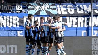 DIe Waldhof-Profis feiern das 1:0 gegen Aachen durch Andre Becker.