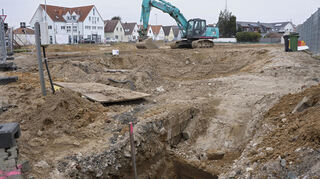 Auf diesem Grundstück an der Ecke Wormser Straße/Wilhelmstraße soll ein Gebäudekomplex mit 51 Wohngen entstehen. Erste Vorarbeiten werden bereits erledigt.