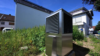 Eine Wärmepumpe vor einem Neubau: In Ilvesheim sollen erst Ergebnisse zur kommunalen Wärmeplanung 2026 vorgestellt werden.