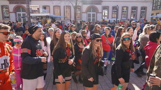 Bei der Straßenfastnacht tanzen die Viernheimer ausgelassen in der fünften Jahreszeit.