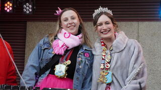 Prinzessin Celina I. von den Großen Drei und CdG-Prinzessin Vanessa I. freuen sich über das närrische Treiben in der Innenstadt.