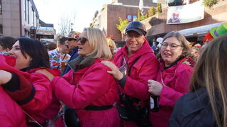 Lustig wird es bei der Polonaise durch die dichtgedrängte Menge.