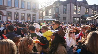 Bestes Wetter, da ist kaum ein Durchkommen auf dem Rovigoplatz.