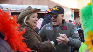 Selbst ein Discofox wird aufs Straßenpflaster gelegt.