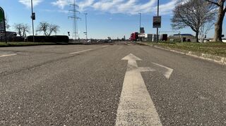 Hinter dem einstigen Abbiegepfeil ist die Fahrbahn der Hauptstraße in Neckarhausen abgefräst.