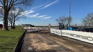 Der provisorische Radweg verläuft rechts zwischen Zaun und Absperrung, hier müssen Radfahrer absteigen.