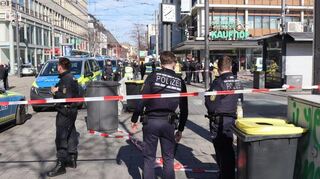 Polizisten am Tatort in der Mannheimer Innenstadt. Nach der Amokfahrt finden in Mannheim und Heidelberg am Dienstag keine öffentlichen Fasnachtsveranstaltungen mehr statt.