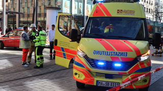 Einsatzkräfte der Polizei stehen bei einem Großeinsatz in der Mannheimer Innenstadt.