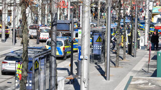 Polizei und Rettungskräfte sind mit einem Großaufgebot am Tatort rund um den Paradeplatz im Einsatz.