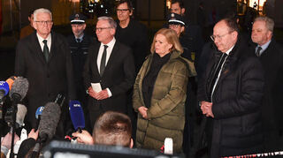 Betroffen und ergriffen: Ministerpräsident Winfried Kretschmann (v.l.), Landesinnenminister Thomas Strobl, Bundesinnenministerin Nancy Faeser und Mannheims Oberbürgermeister Christian Specht.