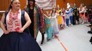 Stadtprinzessin Saskia I. führt die Polonaise durch den Saal an.