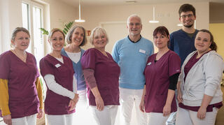 Das Team der Gemeinschaftspraxis mit Dr. Michael Melcher (Mitte) ist sehr zufrieden mit den neuen Räumlichkeiten in Leutershausen.