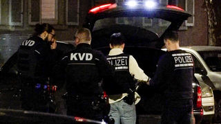 Ermittler der Polizei suchen nach Spuren im Umfeld der Wohnung des mutmaßlichen Amokfahrers von Mannheim in Ludwigshafen.